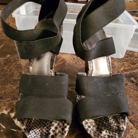 5/25 Carlson Black cloth strap & animal print sandals chunky 4 1/2" heel 8M - Picture 2 of 9
